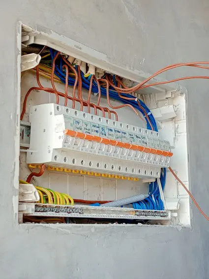 Proses perakitan panel MCB rumah lantai 3