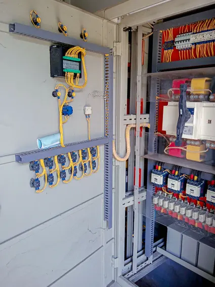 Proses pemasangan panel kapasitor bank gardu pelanggan industri