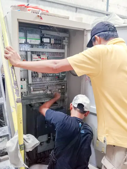 Proses pengecekan dan perbaikan panel mesin mixer