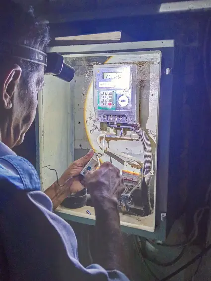 PLN sedang melakukan pemasangan KWh 3 phase untuk pabrik