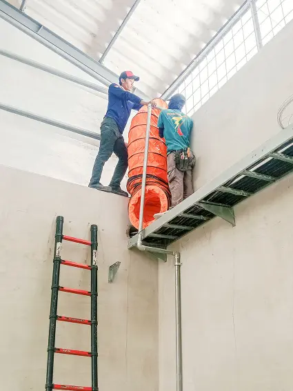 Proses pemasangan blower di dalam pabrik