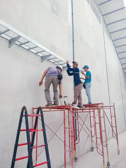 Proses pemasangan kabel tray untuk industri