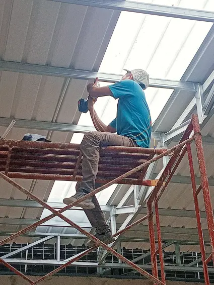 Proses pemasangan instalasi stopkontak dan lampu industri