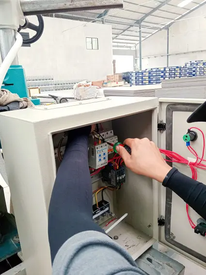 Proses pemasangan panel mesin di dalam pabrik