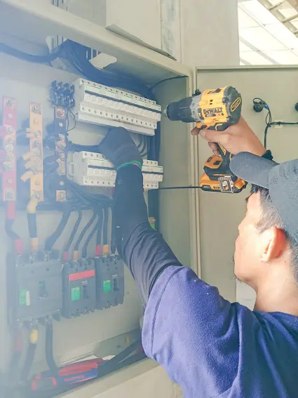 Proses pemasangan panel SDP di dalam gedung