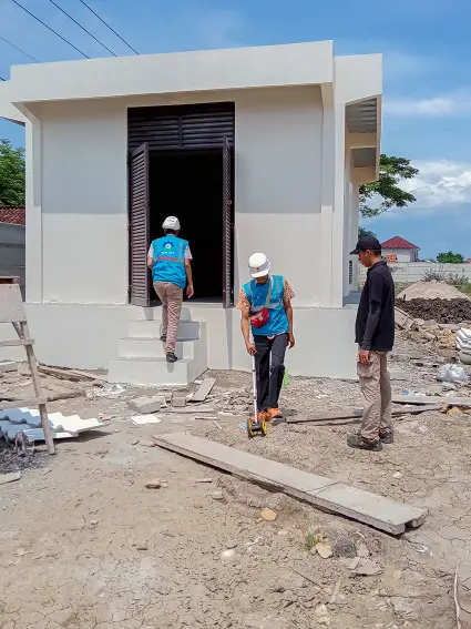 PLN sedang melakukan pembangunan gardu pelanggan TM