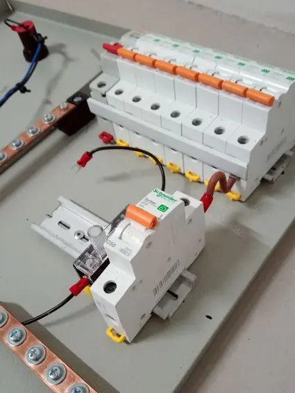 Proses perakitan panel distribusi gedung