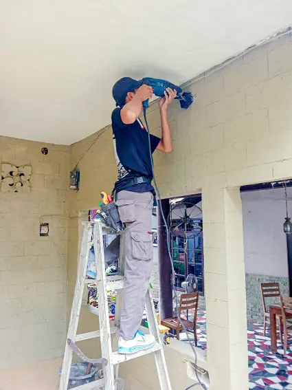 TUkang listrik sedang melakukan perbaikan korsleting listrik