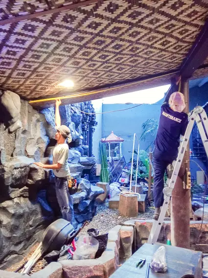 Tukang listrik sedang memasang instalasi listrik rumah renovasi