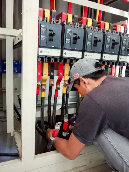 Terminasi panel LVMDP industri