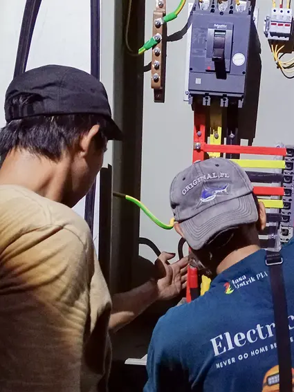 Teknisi listrik sedang melakukan perbaikan panel SDP industri