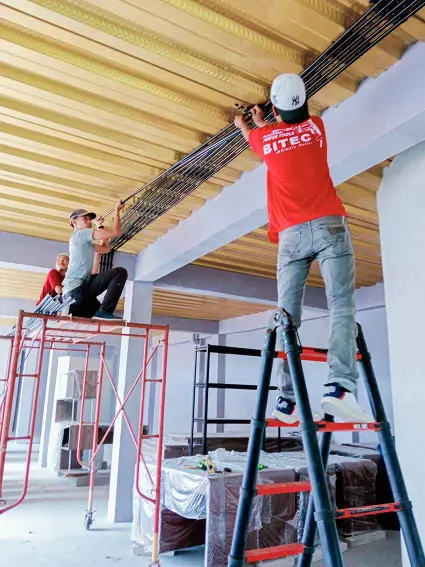 Tahap pemasangan pipa conduit atau piping pada instalasi listrik gedung