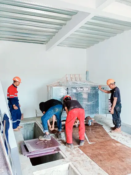 Teknisi listrik sedang melakukan layout trafo distribusi gardu pelanggan