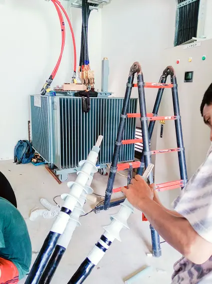 Teknisi listrik sedang melakukan terminasi indoor kabel TM 20 kV