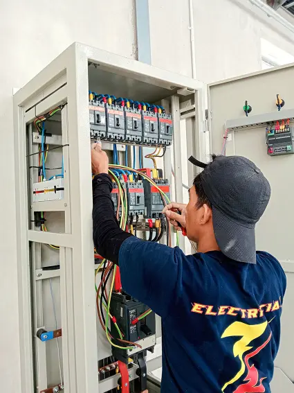 Teknisi listrik sedang merakit panel SDP pabrik